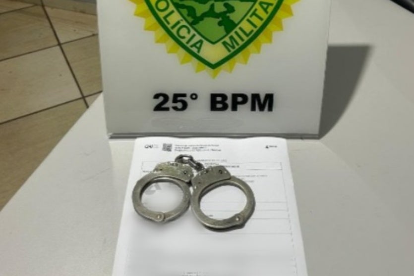 Algemas sob um mandado de prisão em Umuarama.