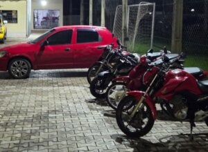 Motocicletas e carro apreendidos em Umuarama.