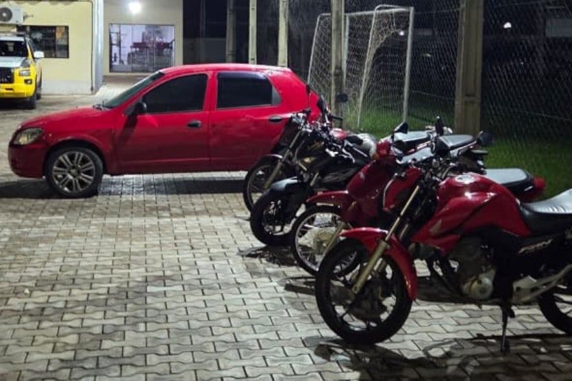 Motocicletas e carro apreendidos em Umuarama.