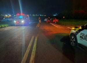 Acidente na PR-323 em Cruzeiro do Oeste sendo atendido por socorristas e PRE.