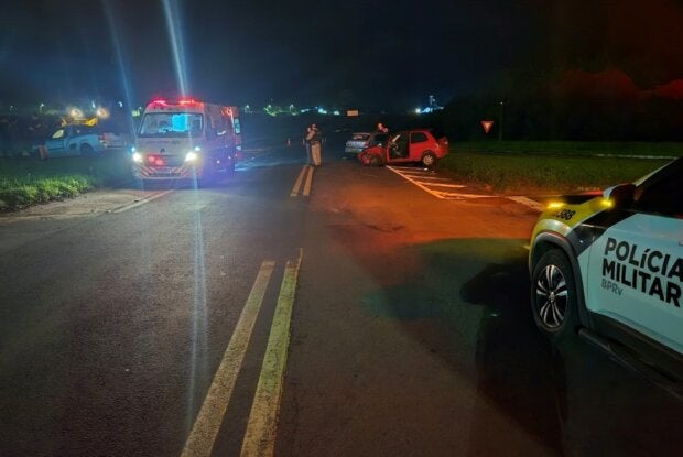 Acidente na PR-323 em Cruzeiro do Oeste sendo atendido por socorristas e PRE.