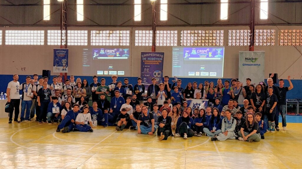 Alunos premiados no campeonato de robótica em Umuarama.