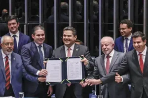 Momento da assinatura da PEC que acaba com a escala 6x1 no Brasil.