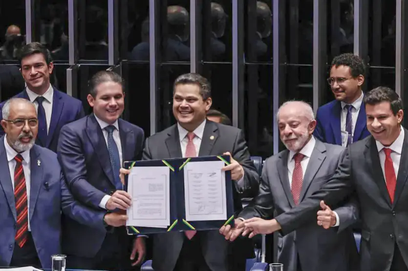 Momento da assinatura da PEC que acaba com a escala 6x1 no Brasil.