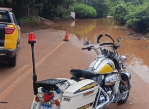 Rio Andirá ultrapassando o nível da rodovia PR-554.