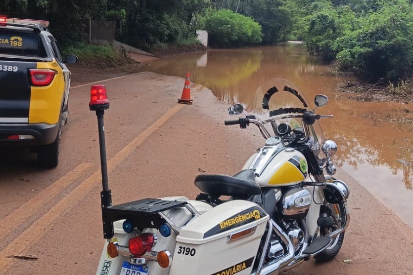 Rio Andirá ultrapassando o nível da rodovia PR-554.