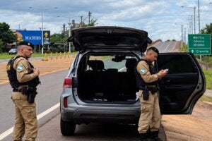 Policiais apreendendo carro e celulares na PR-323, na saída para Mariluz, em Umuarama.
