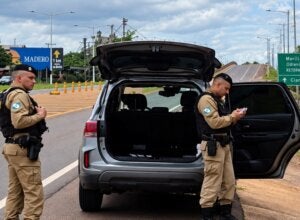 Policiais apreendendo carro e celulares na PR-323, na saída para Mariluz, em Umuarama.