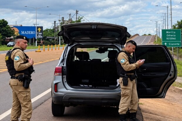 Policiais apreendendo carro e celulares na PR-323, na saída para Mariluz, em Umuarama.