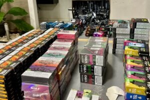Centenas de caixas de cigarros eletrônicos apreendidos na PR-323 em Perobal.