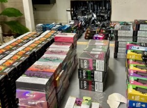 Centenas de caixas de cigarros eletrônicos apreendidos na PR-323 em Perobal.
