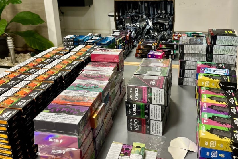 Centenas de caixas de cigarros eletrônicos apreendidos na PR-323 em Perobal.