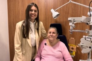 Dona Lourdes no pós cirúrgico do transplante de córneas.