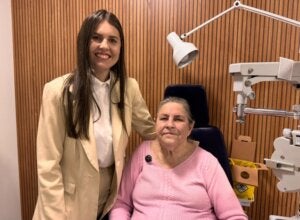 Dona Lourdes no pós cirúrgico do transplante de córneas.