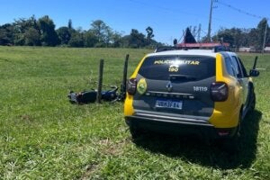 Moto envolvida em acidente resultado de tentativa de fuga em Cafezal do Sul.