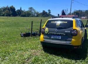 Moto envolvida em acidente resultado de tentativa de fuga em Cafezal do Sul.