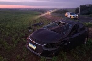 Carro capotado e com parabrisas danificado após capotamento na PR-486 em Brasilândia do Sul.