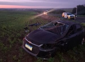 Carro capotado e com parabrisas danificado após capotamento na PR-486 em Brasilândia do Sul.