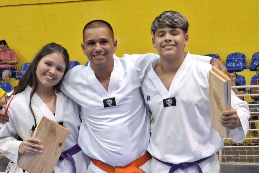 Irmãos que competem Taekwondo em Umuarama e que irão representar o Paraná na Copa do Esporte. Filhos estão ao lado do pai.