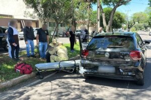 Motorista vítima de acidente na Zona II de Umuarama recebendo socorro.