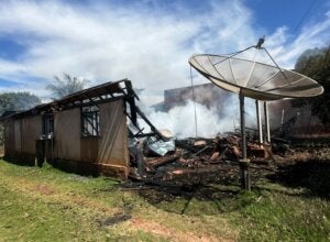 Casa destruída após incêndio em Herculândia, distrito de Ivaté.