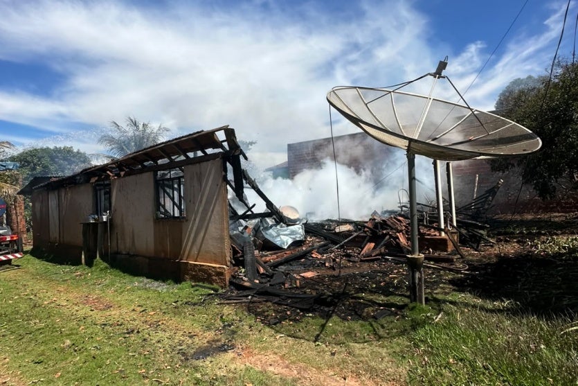 Casa destruída após incêndio em Herculândia, distrito de Ivaté.