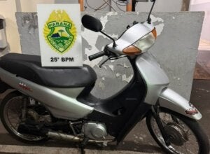 Motoneta Honda Biz adulterada que foi apreendida pela PM.