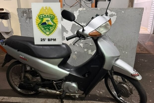 Motoneta Honda Biz adulterada que foi apreendida pela PM.
