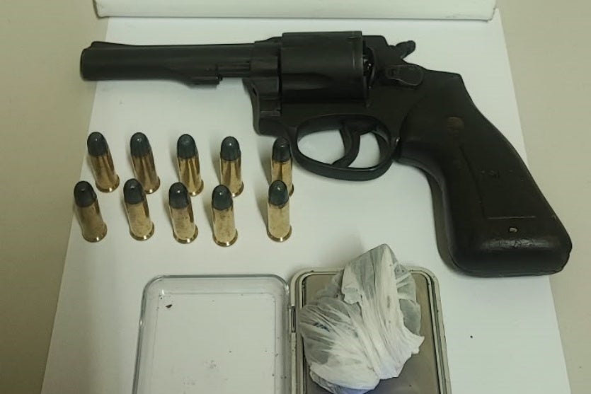 Revólver com numeração raspada apreendido em Cidade Gaúcha.