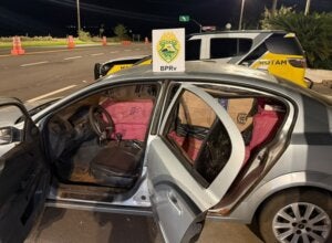 Carro lotado com contrabando de cigarros, apreendido em Iporã.