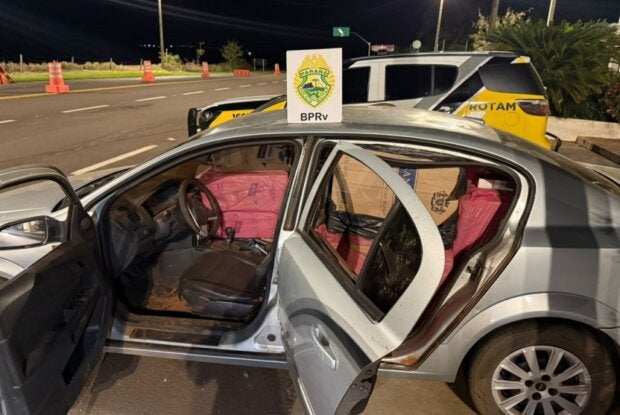 Carro lotado com contrabando de cigarros, apreendido em Iporã.