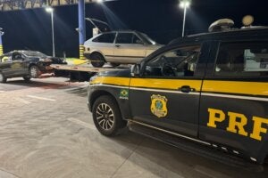 Viatura da PRF ao lado de carro com cigarros apreendido em Alto Paraíso.