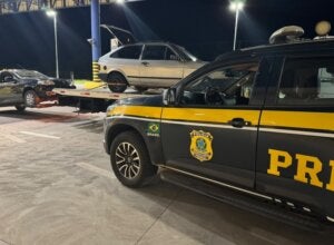 Viatura da PRF ao lado de carro com cigarros apreendido em Alto Paraíso.