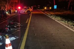 Motocicleta destruída após colisão com trator em Umuarama.