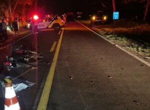 Motocicleta destruída após colisão com trator em Umuarama.