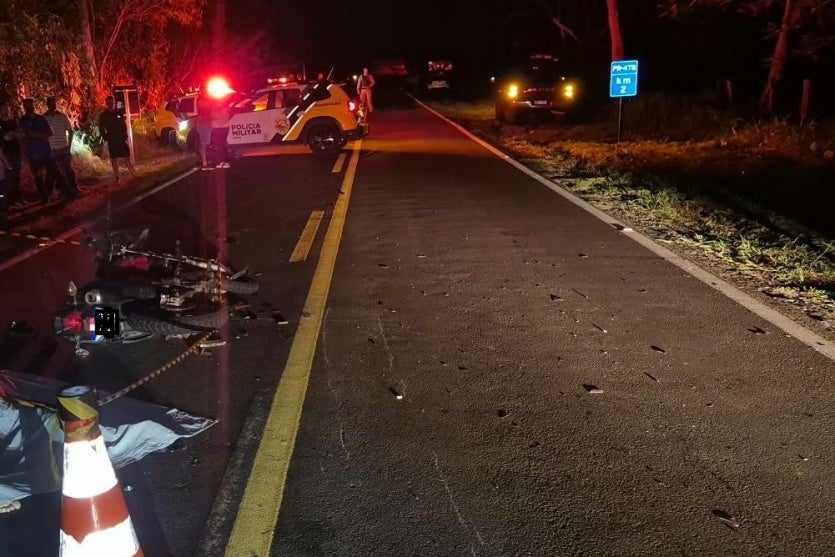 Motocicleta destruída após colisão com trator em Umuarama.