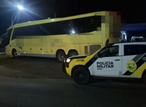 Ônibus interestadual que foi assaltado após cruzar a ponte do Rio Ivaí na PR-317 em Floresta.
