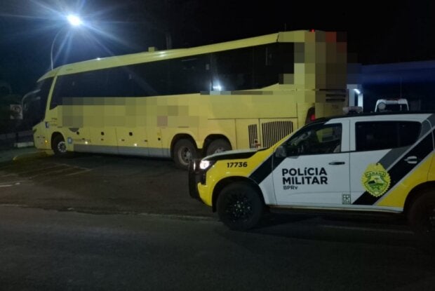 Ônibus interestadual que foi assaltado após cruzar a ponte do Rio Ivaí na PR-317 em Floresta.