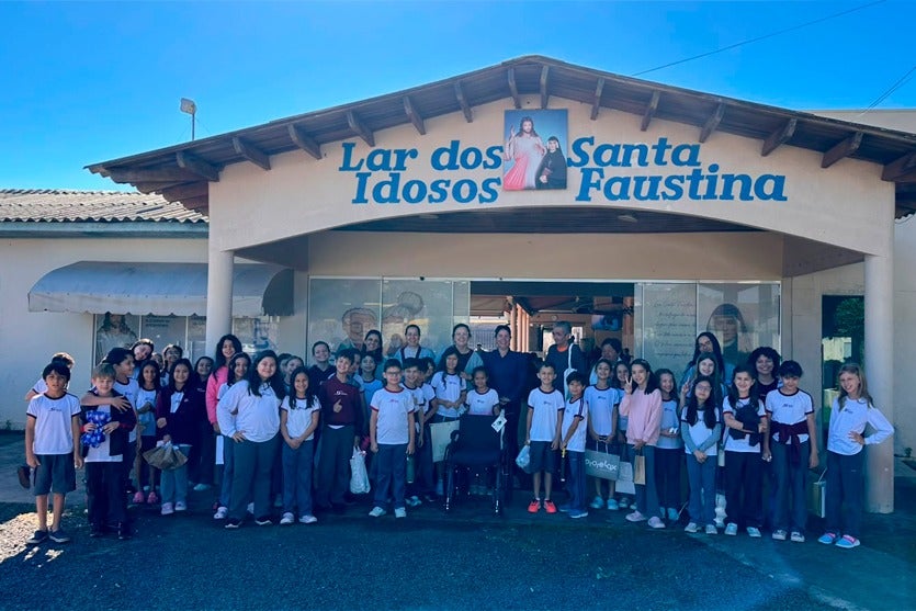 Alunos do Sapiens na fachada do Lar Santa Faustina, em Umuarama.
