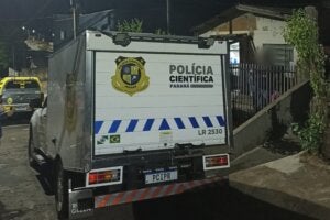 Viatura do IML durante ocorrência no Parque Industrial, onde homem foi encontrado morto.