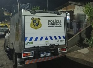 Viatura do IML durante ocorrência no Parque Industrial, onde homem foi encontrado morto.