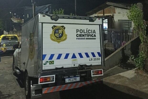 Viatura do IML durante ocorrência no Parque Industrial, onde homem foi encontrado morto.