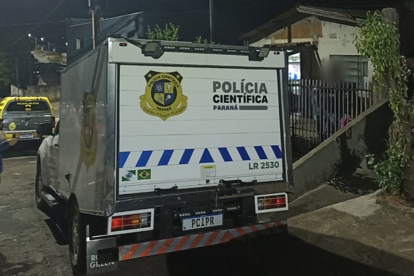 Viatura do IML durante ocorrência no Parque Industrial, onde homem foi encontrado morto.