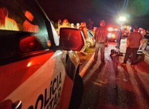 Pessoas próximos a veículos envolvidos em colisão frontal na PR-461.