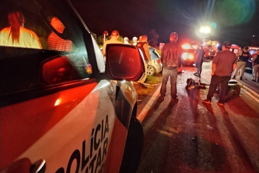 Pessoas próximos a veículos envolvidos em colisão frontal na PR-461.