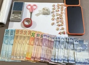 Crack e dinheiro apreendidos com homem e mulher em Pérola.