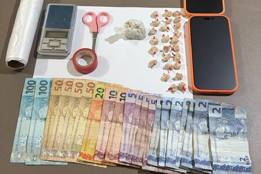 Crack e dinheiro apreendidos com homem e mulher em Pérola.