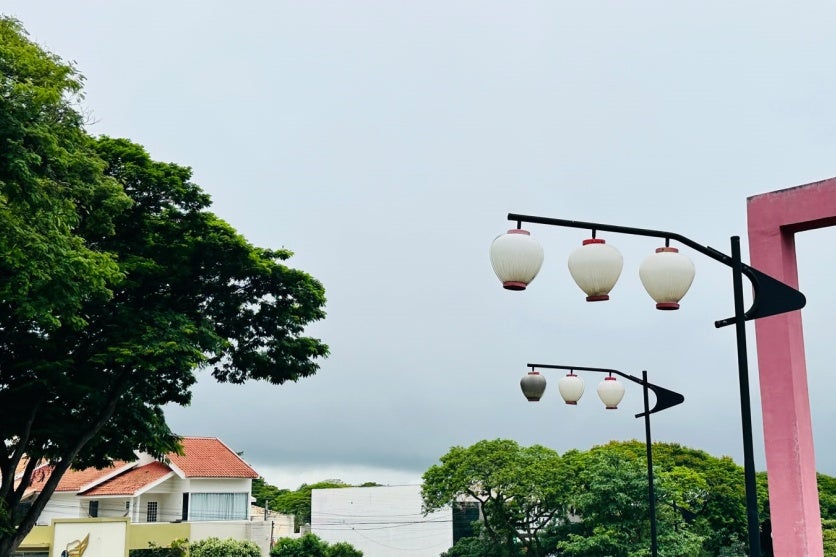 Céu nublado em dia chuvoso em Umuarama, visto da Praça do Japão.