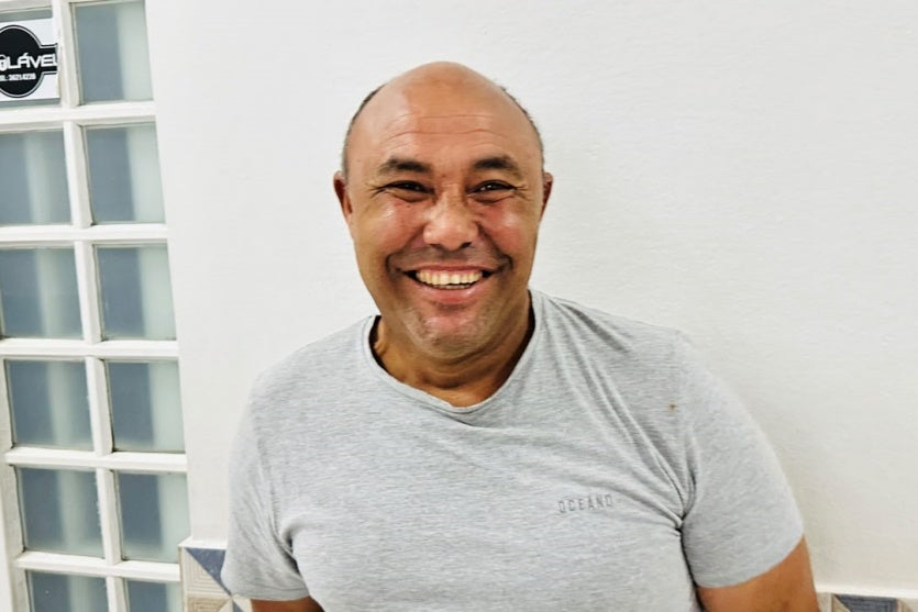 Eleitor no Colégio Alfa em Umuarama.