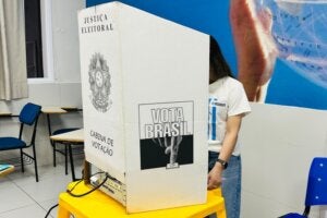 Cabine de votação durante o segundo turno das eleições.